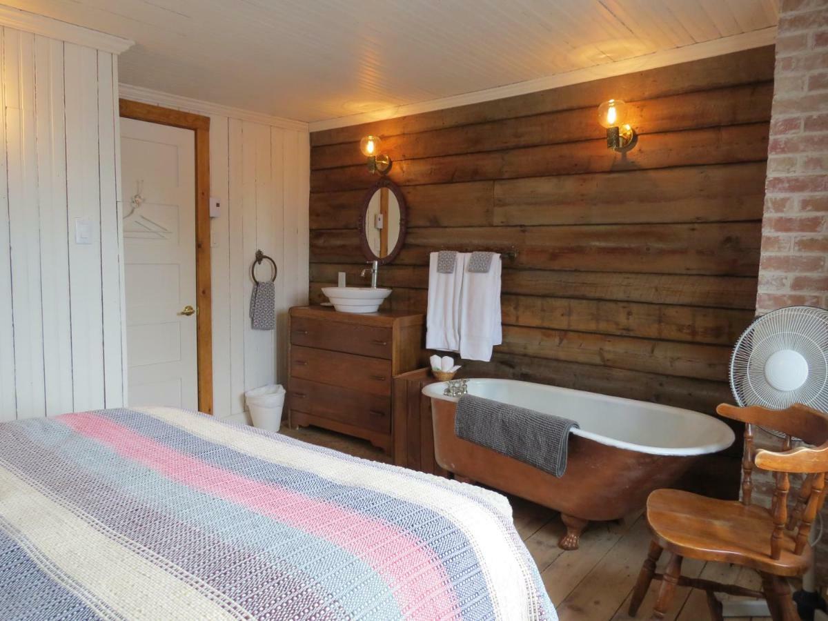Holiday home La Vieille Maison Rouge Saint-Tite